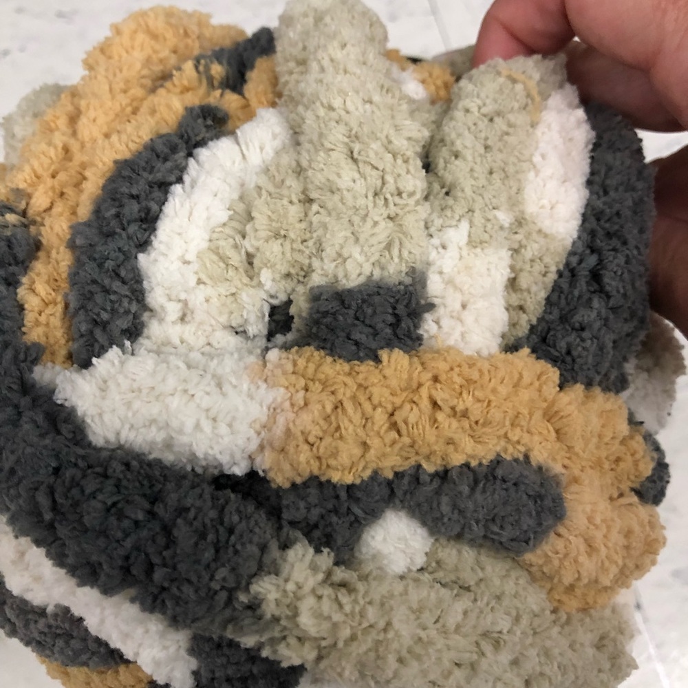 🔥🔥NWT! HANDKNIT! Marroon and grey only! On sale!!! Chunky loop blanket! - Picture 12 of 13
